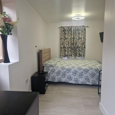 Studio Flat On Straight Road, Harold Hill, Havering Bagian luar foto