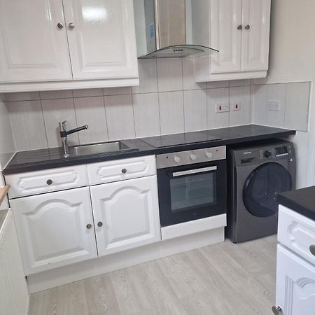 Studio Flat On Straight Road, Harold Hill, Havering Bagian luar foto