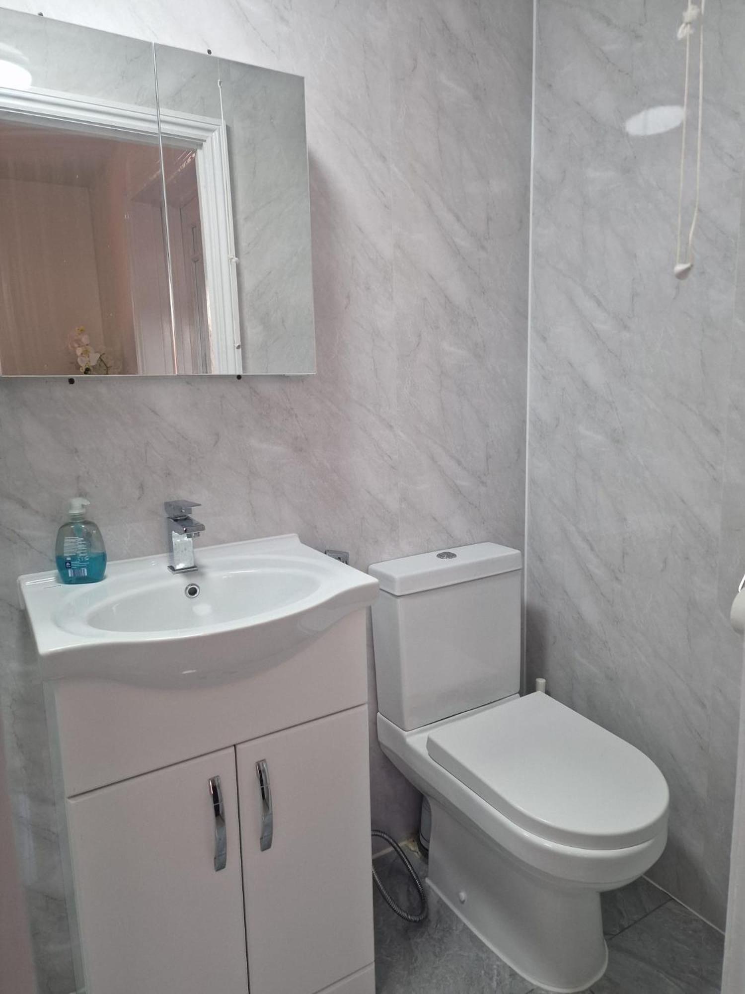 Studio Flat On Straight Road, Harold Hill, Havering Bagian luar foto