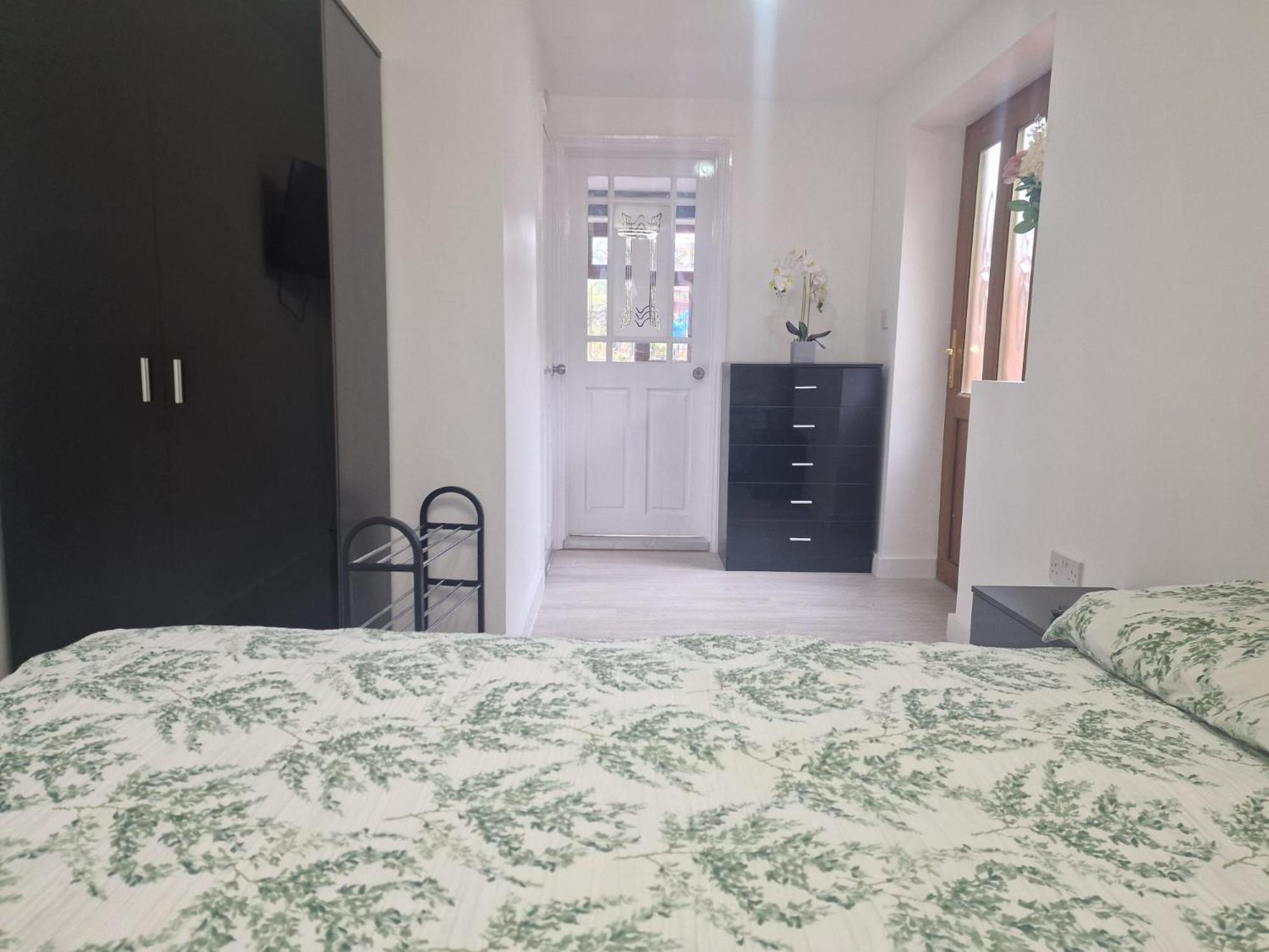 Studio Flat On Straight Road, Harold Hill, Havering Bagian luar foto